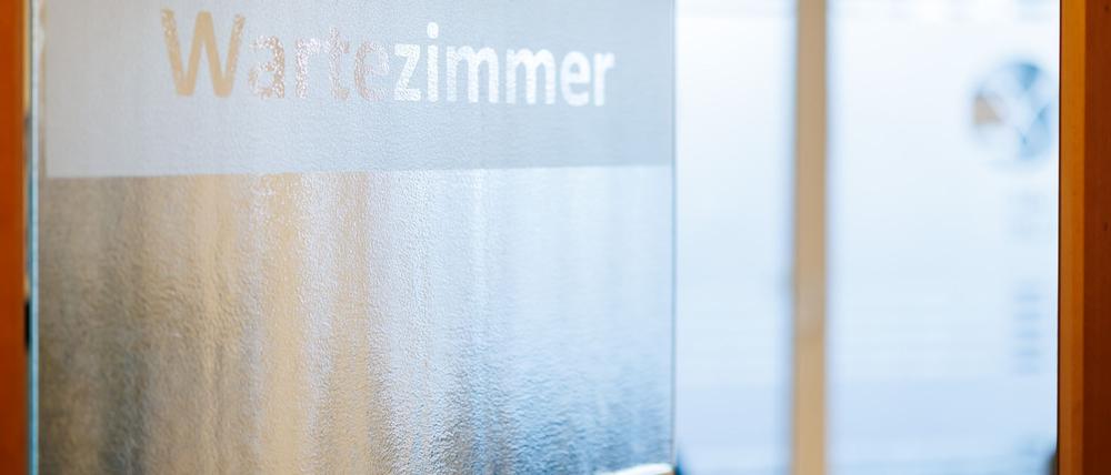 Ärzte fordern eine Strafgebühr für Patienten, die gebuchte Termine beim Arzt nicht wahrnehmen. (Archivbild)