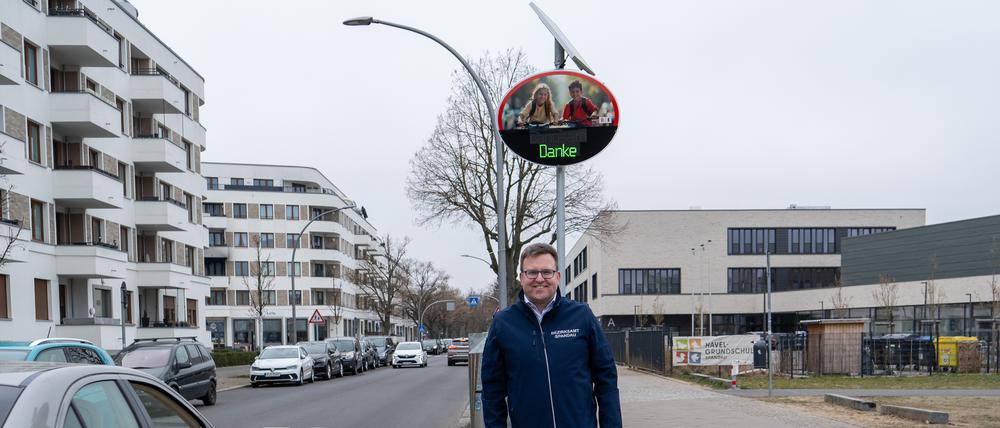 Stadtrat und Dialog-Display vor der Havel-Grundschule in Hakenfelde.