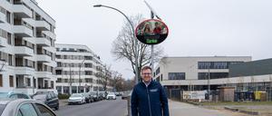 Stadtrat und Dialog-Display vor der Havel-Grundschule in Hakenfelde.