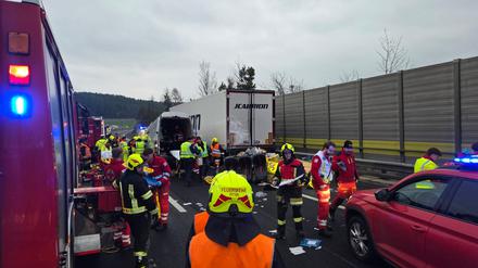 01.04.2025, Österreich, Scheiblingkirchen: Rettungskräfte arbeiten an der Unfallstelle.