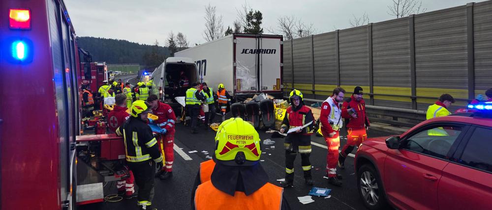 01.04.2025, Österreich, Scheiblingkirchen: Rettungskräfte arbeiten an der Unfallstelle.