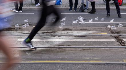 Recycling statt Plastikmüll. Die benutzten Trinkbecher sollen nicht mehr auf der Straße, sondern in den markierten Tonnen landen. 