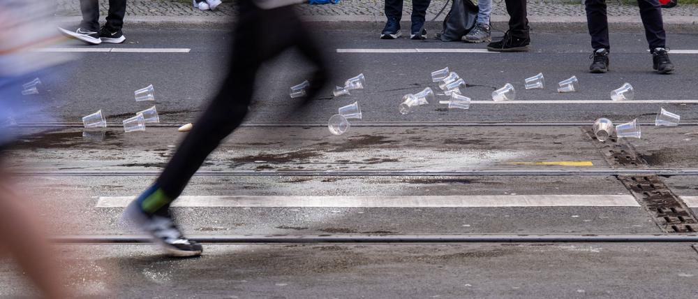 Recycling statt Plastikmüll. Die benutzten Trinkbecher sollen nicht mehr auf der Straße, sondern in den markierten Tonnen landen.