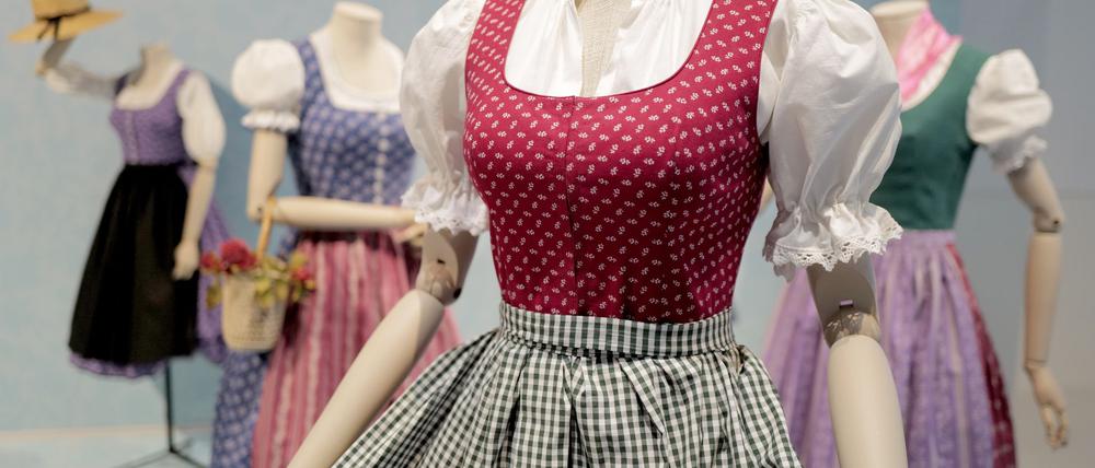 In der Sonderausstellung „Tradition goes Fashion!“ des Staatlichen Textil- und Industriemuseums in Augsburg werden Dirndl aus verschiedenen Jahrzehnten gezeigt.