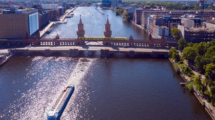 ARCHIV - 03.06.2023, Berlin: Ein Ausflugsschiff fährt unweit der Oberbaumbrücke auf der Spree in Richtung Innenstadt. (Drohnenaufnahme) (zu dpa: «Start mit Kritik: Agrarministerin «hart im Nehmen»») Foto: Paul Zinken/dpa +++ dpa-Bildfunk +++