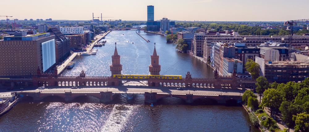 Luftbild von der Oberbaumbrücke in Friedrichshain-Kreuzberg.