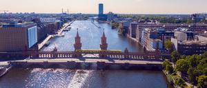 Luftbild von der Oberbaumbrücke in Friedrichshain-Kreuzberg.