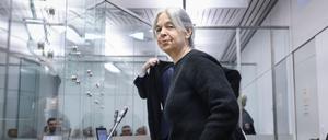 Die wegen einer Raubserie angeklagte Daniela Klette verfolgte den zweiten Prozesstag im Staatsschutzsaal des Oberlandesgerichts Celle.