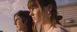 Die Abiturientinnen Ramona (Bella Lochmann) und Nico (Pola Geiger) streifen in Sorina Gajewskis „Nulpen“ ziellos durch Berlin.