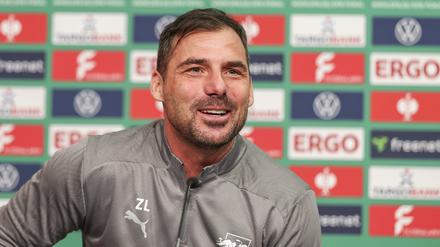 Gute Laune. Der neue RB-Cheftrainer Zsolt Löw lächelt auf der Pressekonferenz in der Red-Bull-Akadamie. 