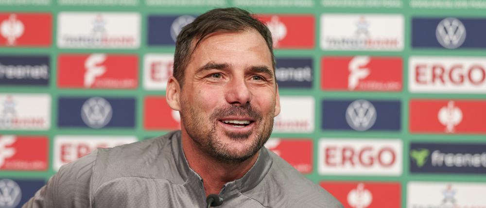 Gute Laune. Der neue RB-Cheftrainer Zsolt Löw lächelt auf der Pressekonferenz in der Red-Bull-Akadamie. 