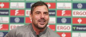 Gute Laune. Der neue RB-Cheftrainer Zsolt Löw lächelt auf der Pressekonferenz in der Red-Bull-Akadamie. 