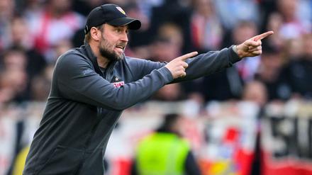 Sebastian Hoeneß gibt die Richtung vor: Der VfB möchte ins Pokalfinale. 