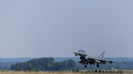 Ein Eurofighter soll Aufnahmen liefern und so bei der Suche helfen. (Archivbild)