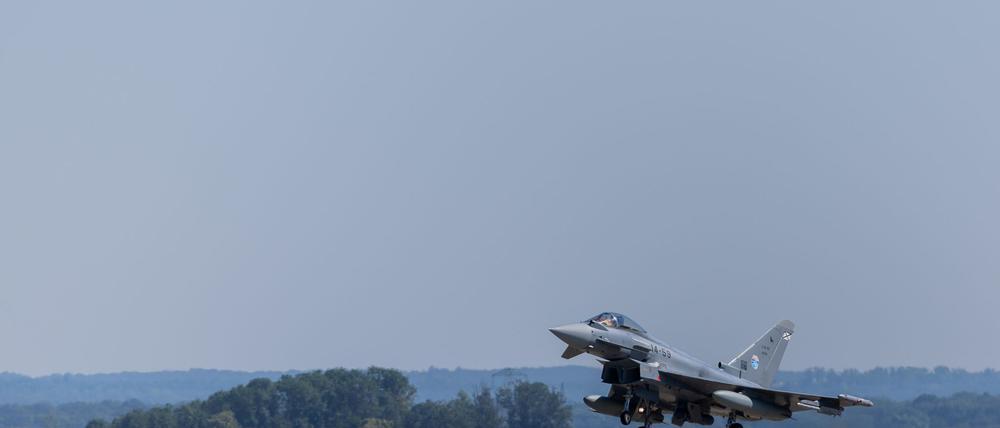 Ein Eurofighter soll Aufnahmen liefern und so bei der Suche helfen. (Archivbild)
