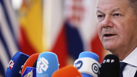 Noch-Bundeskanzler Olaf Scholz (SPD) spricht mit Journalisten, als er zu einem EU-Gipfel im Gebäude des Europäischen Rates eintrifft. 