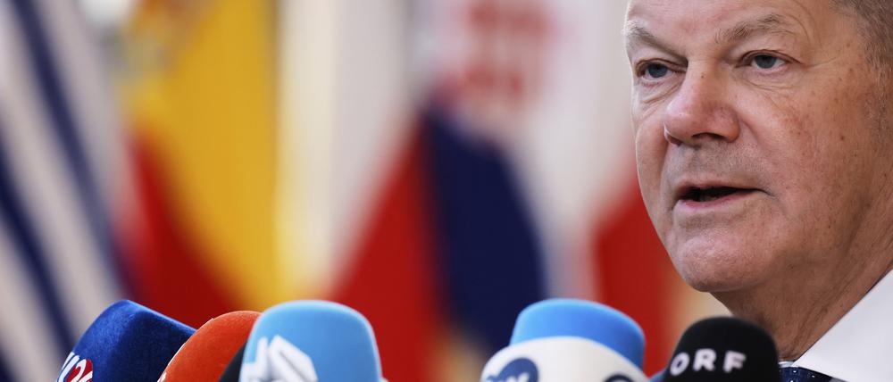 Noch-Bundeskanzler Olaf Scholz (SPD) spricht mit Journalisten, als er zu einem EU-Gipfel im Gebäude des Europäischen Rates eintrifft.
