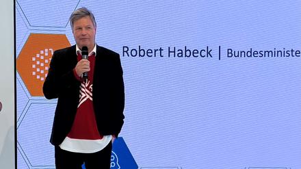 Robert Habeck, geschäftsführender Bundeswirtschaftsminister, spricht auf der Hannover Messe am Stand des Bundeswirtschaftsministeriums. Unter dem Sakko trägt er ein rotes Eishockey-Shirt, das ihm zuvor am Stand des Partnerlandes Kanada überreicht worden war. 
