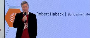 Robert Habeck, geschäftsführender Bundeswirtschaftsminister, spricht auf der Hannover Messe am Stand des Bundeswirtschaftsministeriums. Unter dem Sakko trägt er ein rotes Eishockey-Shirt, das ihm zuvor am Stand des Partnerlandes Kanada überreicht worden war. 
