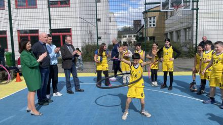 Mehr als Basketball: Bildungssenatorin Katharina Günther-Wünsch (CDU) würdigte am Dienstag den Einsatz von Alba an der Albert-Gutzmann-Schule.