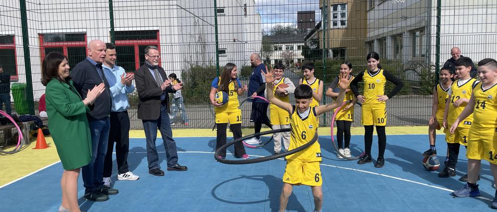 Mehr als Basketball: Bildungssenatorin Katharina Günther-Wünsch (CDU) würdigte am Dienstag den Einsatz von Alba an der Albert-Gutzmann-Schule.