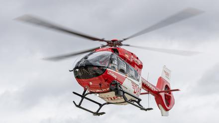Ein Rettungshubschrauber fliegt in der Luft. (Symbolbild)