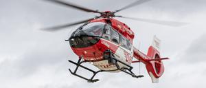 Ein Rettungshubschrauber fliegt in der Luft. (Symbolbild)
