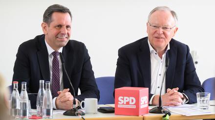 Olaf Lies (l., SPD), Wirtschaftsminister von Niedersachsen, und Stephan Weil (SPD), Ministerpräsident von Niedersachsen