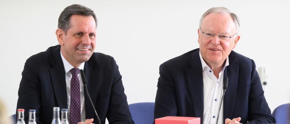 Olaf Lies (l., SPD), Wirtschaftsminister von Niedersachsen, und Stephan Weil (SPD), Ministerpräsident von Niedersachsen