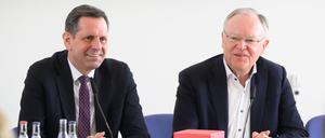 Olaf Lies (l., SPD), Wirtschaftsminister von Niedersachsen, und Stephan Weil (SPD), Ministerpräsident von Niedersachsen