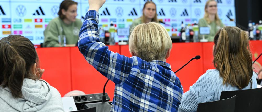 Darf ich was fragen? Schüler löchern die Fußballerinnen Klara Bühl und Ann-Katrin Berger.