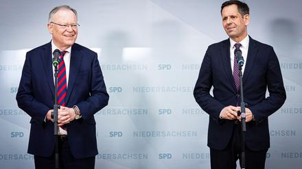 Im Mai will Niedersachsens Ministerpräsident Stephan Weil (links) die Amtsgeschäfte an Olaf Lies übergeben.