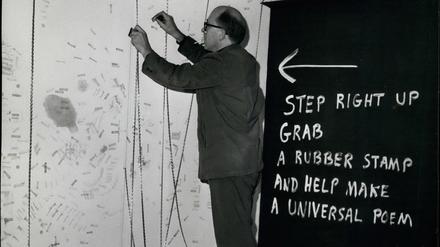 Fluxus schwappt nach London über: Zu den Pionieren des ersten Auftritts beim „Festival of Misfits“ im Oktober 1962 in London ist auch Emmett Williams dabei, der das Publikum auffordert, bei seinem „Universal Poem“ mitzudichten, indem Stempeldrucke an der weißen Wand zum Einsatz kommen. 