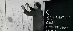 Fluxus schwappt nach London über: Zu den Pionieren des ersten Auftritts beim „Festival of Misfits“ im Oktober 1962 in London ist auch Emmett Williams dabei, der das Publikum auffordert, bei seinem „Universal Poem“ mitzudichten, indem Stempeldrucke an der weißen Wand zum Einsatz kommen. 
