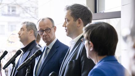 Friedrich Merz, Markus Söder, Lars Klingbeil, Saskia Esken sprechen über ihre Beratungen vor dem Willy-Brandt-Haus. 
