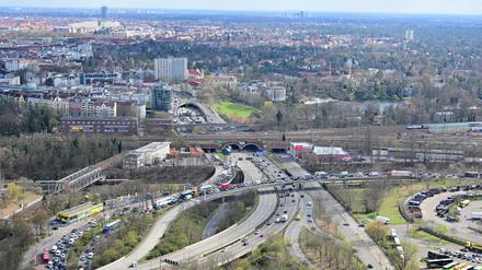 Autos stauen sich rund um die gesperrte Ringbahnbrücke der A100. 