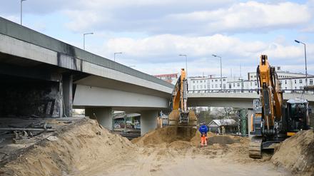 Berlin: Ein Bagger arbeitet an der gesperrten Ringbahnbrücke der A100. 