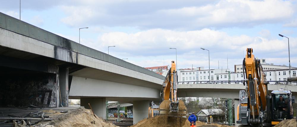 Berlin: Ein Bagger arbeitet an der gesperrten Ringbahnbrücke der A100. 