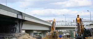 Berlin: Ein Bagger arbeitet an der gesperrten Ringbahnbrücke der A100. 