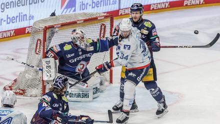 Jake Hildebrand wehrt auch diese Chance der Adler Mannheim ab.