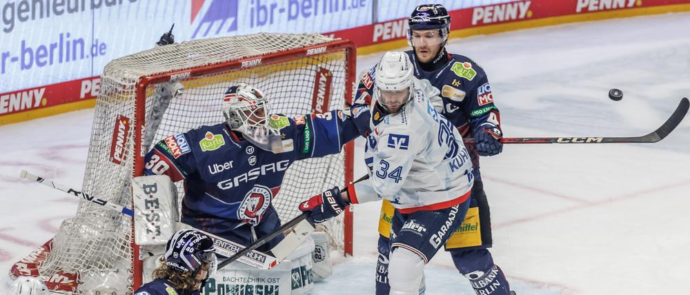 Jake Hildebrand wehrt auch diese Chance der Adler Mannheim ab.