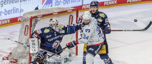Jake Hildebrand wehrt auch diese Chance der Adler Mannheim ab.