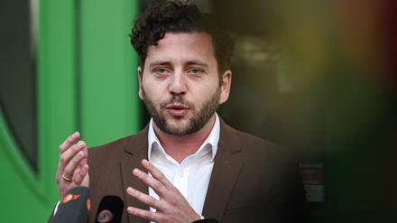 Felix Banaszak, Bundesvorsitzender von Bündnis 90/Die Grünen, spricht auf einer Pressekonferenz.