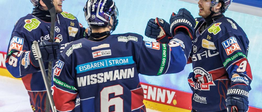 Ty Ronning (r.) erzielte beim Sieg gegen Mannheim das zweite Tor der Berliner.