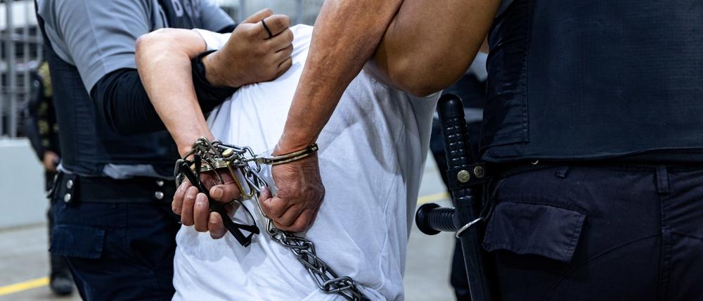 Auf diesem von der Regierung von El Salvador zur Verfügung gestellten Bild werden angebliche Kriminelle nach ihrer Abschiebung aus den USA in ein Hochsicherheitsgefängnis gebracht.