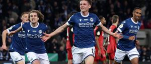 dpatopbilder - 01.04.2025, Nordrhein-Westfalen, Bielefeld: Fußball: DFB-Pokal, Arminia Bielefeld - Bayer Leverkusen, Halbfinale, Schüco Arena. Bielefelds Maximilian Großer jubelt über seinen Treffer zum 2:1. (Alternativer Bildausschnitt) WICHTIGER HINWEIS: Gemäß den Vorgaben der DFL Deutsche Fußball Liga bzw. des DFB Deutscher Fußball-Bund ist es untersagt, in dem Stadion und/oder vom Spiel angefertigte Fotoaufnahmen in Form von Sequenzbildern und/oder videoähnlichen Fotostrecken zu verwerten bzw. verwerten zu lassen. Foto: Friso Gentsch/dpa +++ dpa-Bildfunk +++