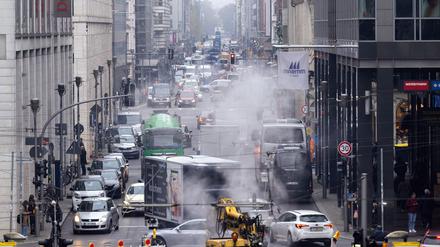 In der Berliner Innenstadt stehen Autos oft im Stau. (Archivbild)  