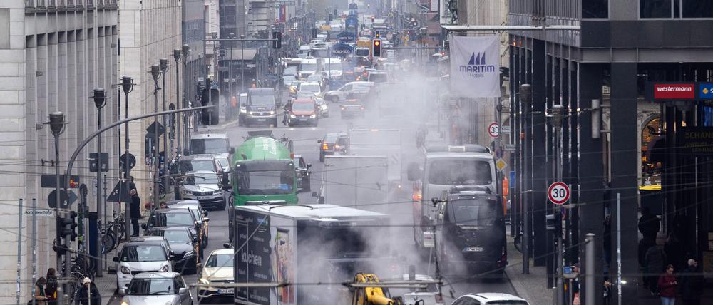 In der Berliner Innenstadt stehen Autos oft im Stau. (Archivbild)  