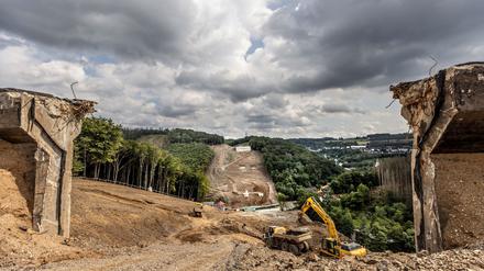 Hier stand mal eine Brücke: Die Rahmede-Talbrücke an der A45 bei Lüdenscheid wurde im Mai 2023 gesprengt. (Archivbild)