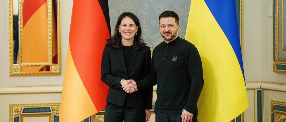 Der ukrainische Präsident Wolodymyr Selenskyj empfängt die deutsche Außenministerin Annalena Baerbock in Kiew.